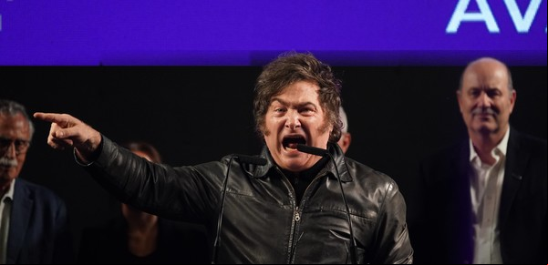 Javier Milei volvió a cargar contra un periodista y hubo insultos a la prensa en el cierre de campaña de Adorni
