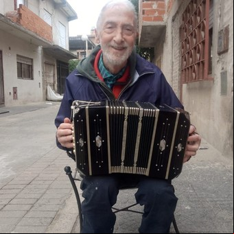 La revancha del bandoneonista asaltado a metros del Obelisco: "Se dio el milagro que una acción de inseguridad se transforme en un acto de amor"