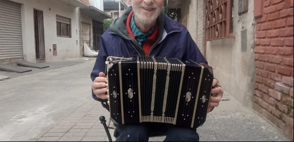La revancha del bandoneonista asaltado a metros del Obelisco: "Se dio el milagro que una acción de inseguridad se transforme en un acto de amor"