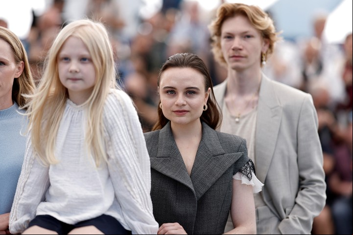Lena Urzendowsky, Hanna Heckt y Filip Schnack, protagonistas de "Sound of Falling". Foto Reuters