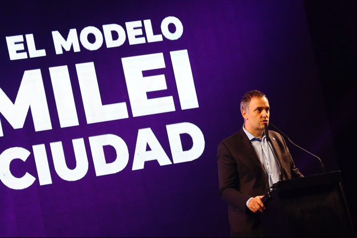 "La economía va a volar, en el buen sentido, por el crecimiento", enfatizó Adorni. Foto: Francisco Loureiro