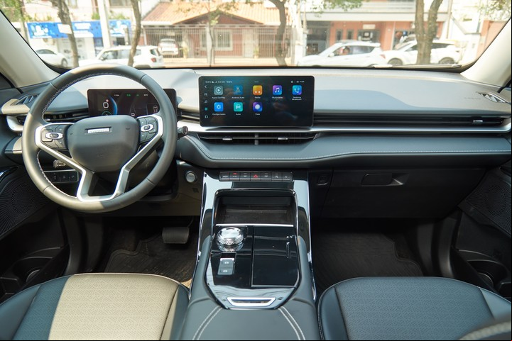 Haval H6 HEV. Diseño minimalista y entorno digital.