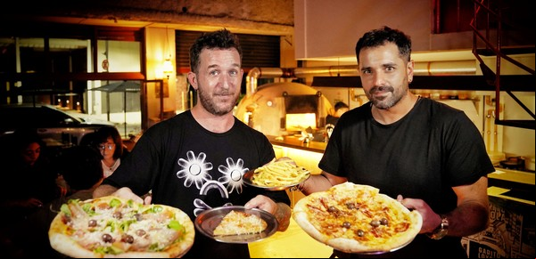 En Villa Crespo, un ex taller mecánico convertido en pizzería a la piedra: mucha mozzarella y una de las mejores fainá de Buenos Aires