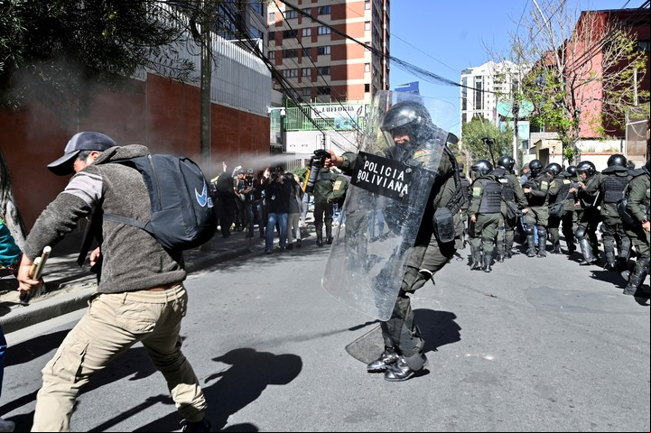 La Policía Boliviana reprimió en las afueras del Tribunal Electoral a militantes de Evo Morales que buscan que se acepte su candidatura, por fuera de la constitución. Foto Reuters/Claudia Morales. 