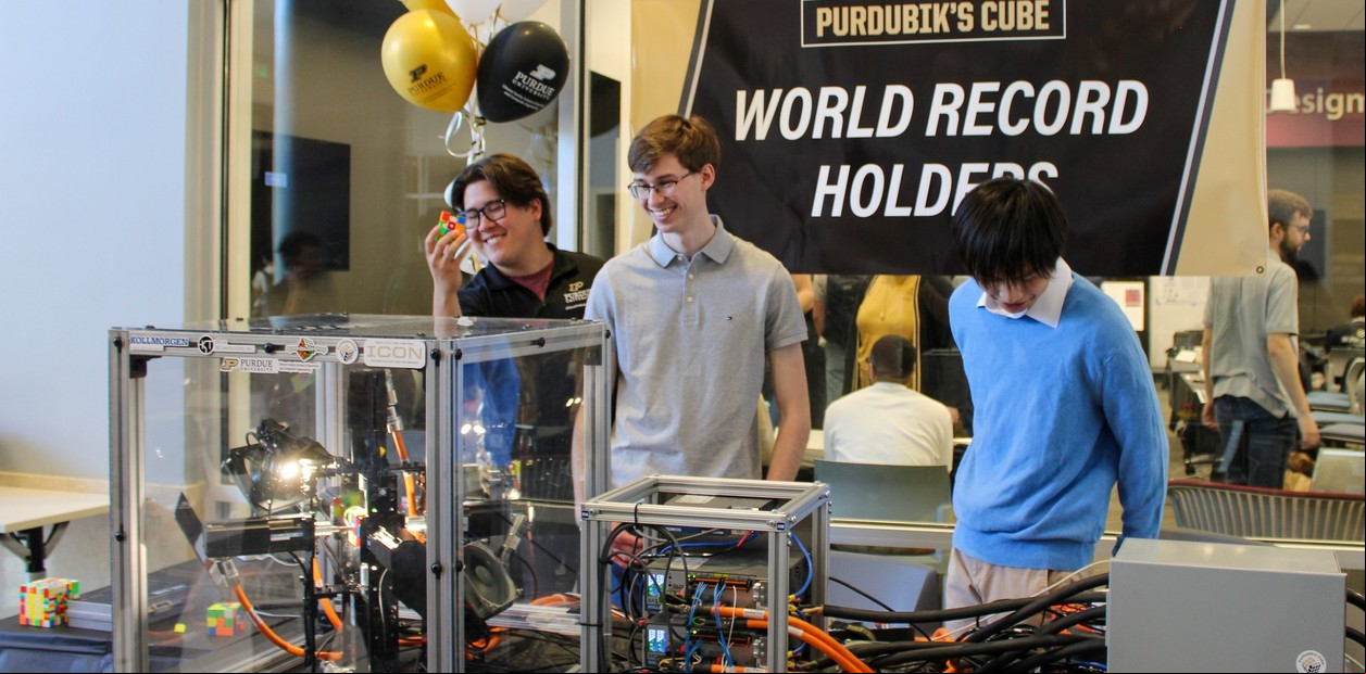 El equipo del Cubo de Purdubik. Foto: Escuela Familiar Elmore de Ingeniería Eléctrica e Informática de la Universidad de Purdue.