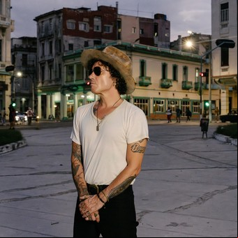 Enrique Bunbury dejó atrás la enfermedad que le impedía cantar, y decidió cambiar el rock de Héroes del Silencio por su vieja banda de rumba
