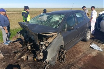 Cuatro muertos por un choque de autos en un complicado cruce de rutas en Coronel Rosales: los bomberos tuvieron que rescatar los cuerpos