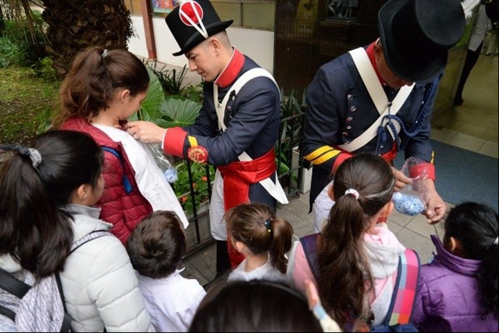 El General Manual Belgrano solicitó la creación de la Escarapela el 13 de febrero de 1812.