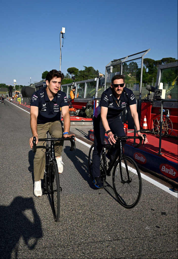 Colapinto y Barlow recorriendo la pista de Imola en bici. Foto:@ColapintoFiles