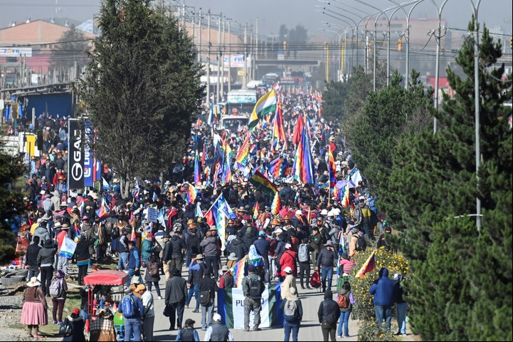 Militantes de Evo Morales en El Alto, dirigiéndose hacia La Paz. Foto Reuters/Claudia Morales. 