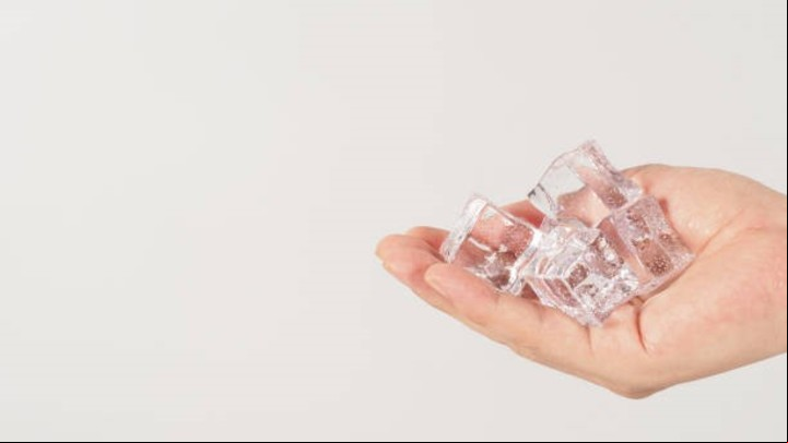 Aplicar hielo en la piel, el hack que se volvió viral en las redes. Foto: iStock.