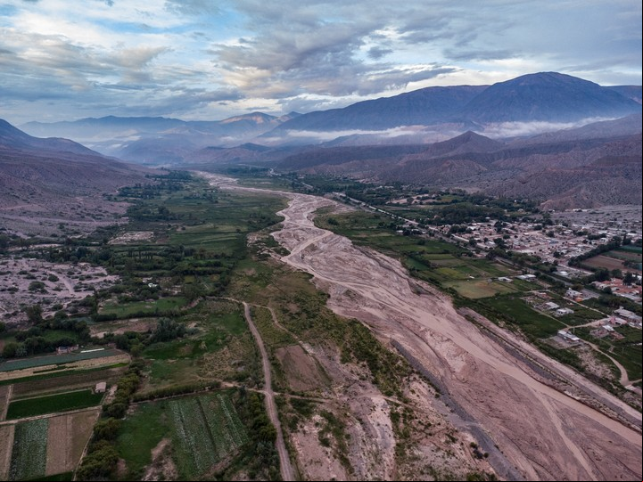 El río Grande corre por el centro de la Quebrada de Humahuaca. Foto Shutterstock