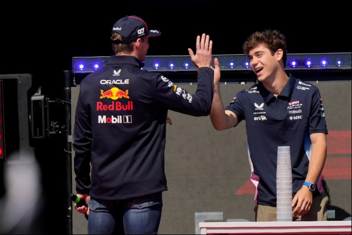 Colapinto con Verstappen en el Fanzone. (AP Photo/Luca Brun)