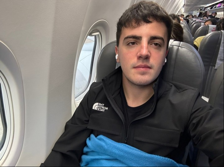 Gonzalo en el primer vuelo que llegó al Jorge Chávez. Foto: gentileza Gonzalo Waisman