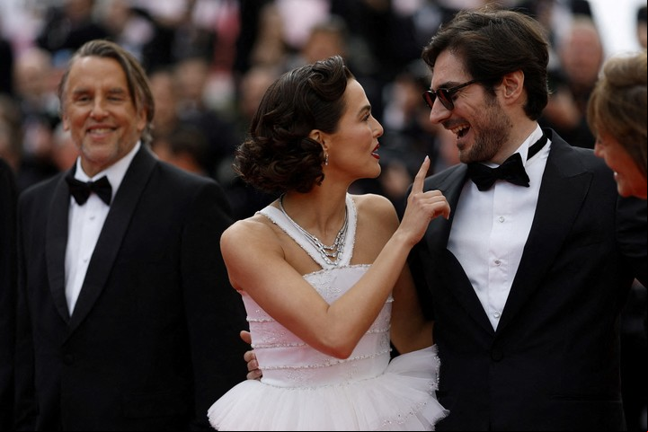 El director Richard Linklater y sus actores Guillaume Marbeck (Godard) y Zoey Deutch (Jean Seberg). Foto Reuters