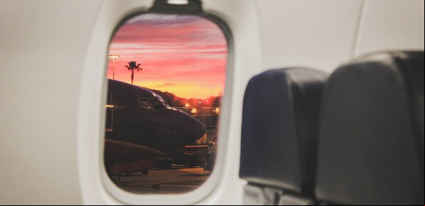 Dormía en un vuelo, se despertó y descubrió que al lado suyo había alguien conocido: "Qué emoción"