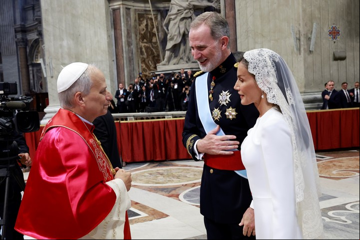 Los Reyes de España, Felipe VI y Letizia, conversan con el papa León XIV. Foto: EFE