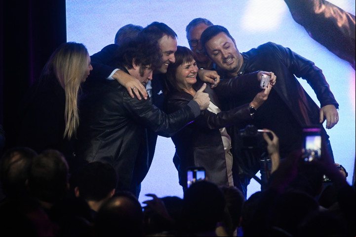 La selfie de Adorni, con Karina y Javier Milei, Patricia Bullrich, Luis Petri y Mario Lugones. Foto: Mariana Nedelcu.