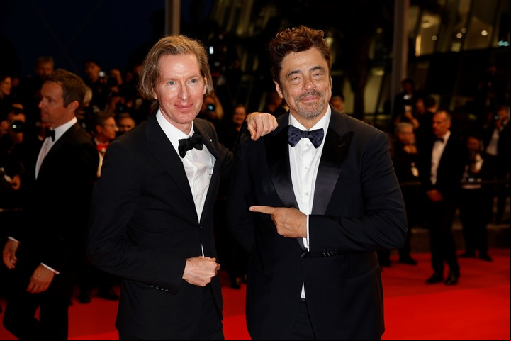 El director Wes Anderson y su habitual intérprete, Benicio del Toro, tras la première de "El Esquema Fenicio". Foto EFE