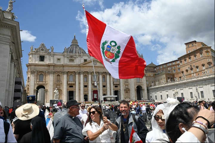 Una bandera de Perú, en la plaza San Pedro. Foto: Víctor Sokolowicz