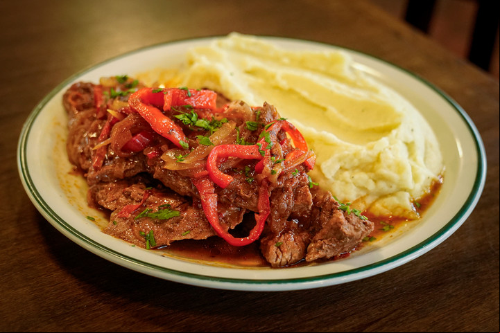 Uno de los platos del día de El Tokio: bifecitos con puré. Foto Maxi Failla.
