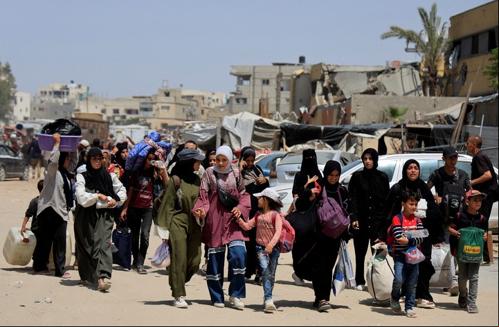 Palestinos huyen de sus hogares después de que el ejército israelí emitiera órdenes de evacuación desde el este de Khan Younis, en el sur de la Franja de Gaza. Foto Reuters