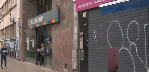 Terror en un local de estética de Balvanera: un hombre llegó en moto y sin mediar palabra le pegó un tiro a una empleada