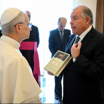 Milei busca acercarse al Papa León XIV: lo invitó a la Argentina y pidió visitarlo en Roma