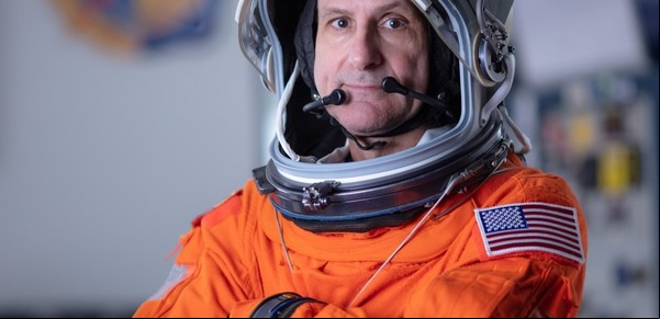 El astronauta que a los 70 años sigue viajando al espacio y sorprende con sus fotos cósmicas