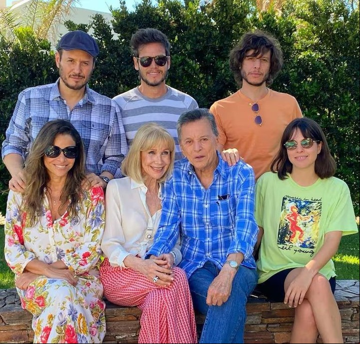 Julieta y Martín junto al resto de su familia