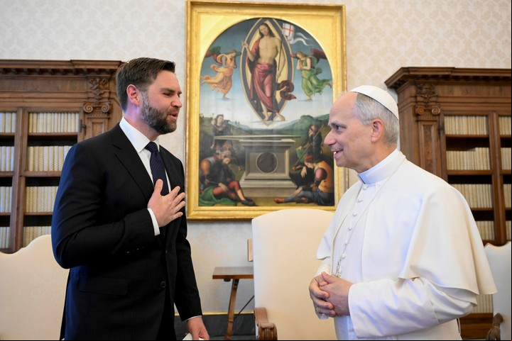 El vicepresidente de Estados Unidos, JD Vance, se reunió el lunes con el papa León XIV en el Vaticano. Foto: EFE