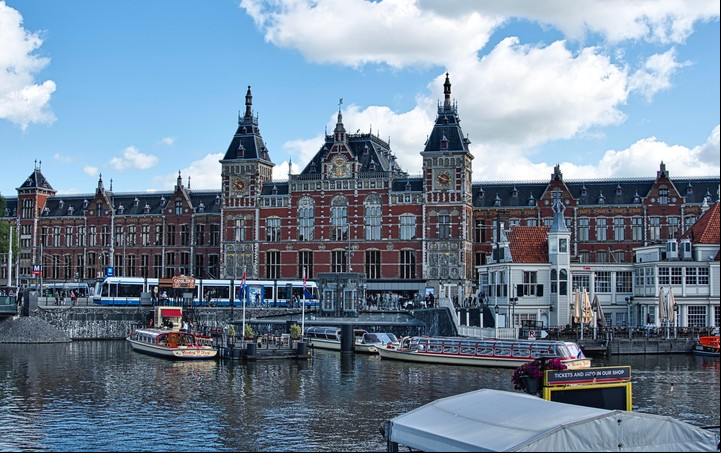 Estación central, desde donde salen los ferries a todas direcciones. Foto I love Amsterdam / Turismo Amsterdam