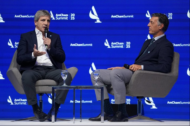 Luis Caputo junto a Facundo Gómez Minujin. Foto: Juano Tesone.