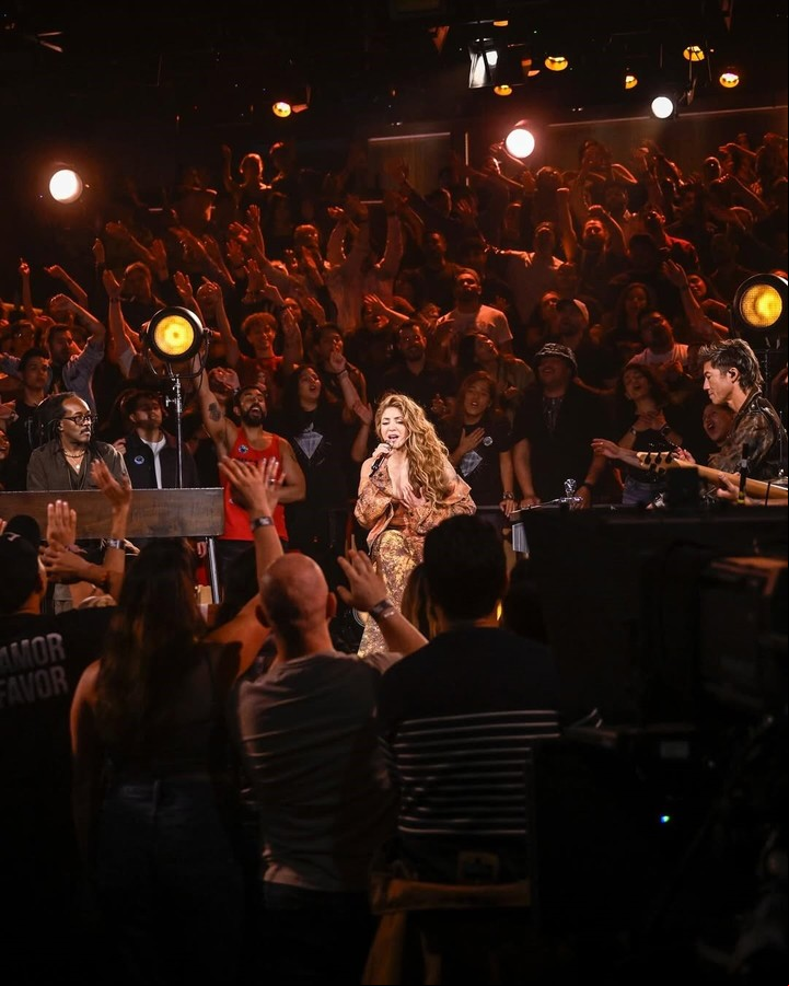 Shakira, con su banda y rodeada por el público en el show de Jimmy Fallon. Foto: IG fallontonight