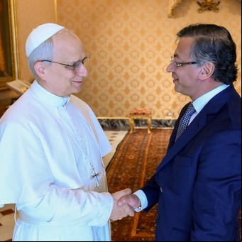 Gustavo Petro le pidió al Papa León XIV su mediación para reanudar las negociaciones con la guerrilla en Colombia 