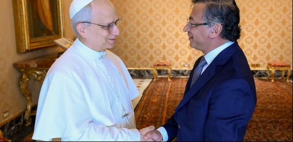 Gustavo Petro le pidió al Papa León XIV su mediación para reanudar las negociaciones con la guerrilla en Colombia 