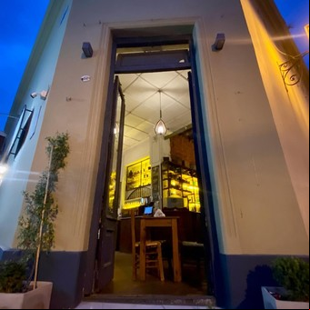 En San Antonio de Areco, este bar histórico se destaca por su gastronomía de bar, parrilla y una exhibición de piezas de museo