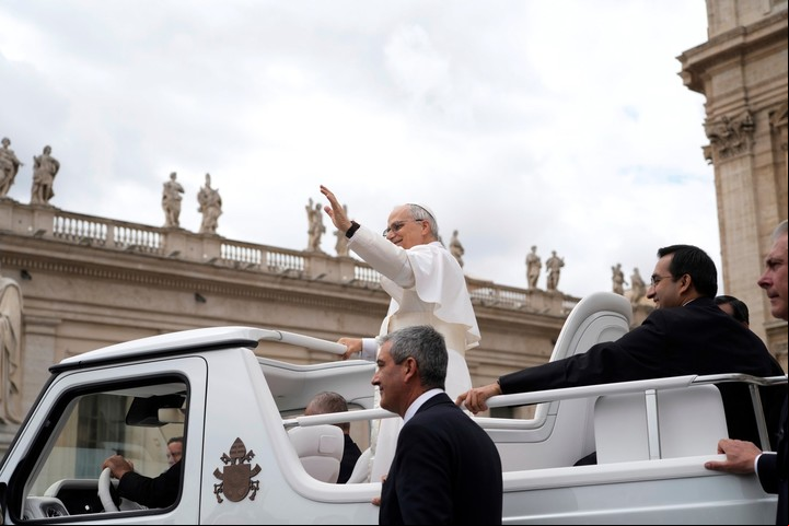 El Papa saludó a los fieles tras la audiencia. Foto: AP
