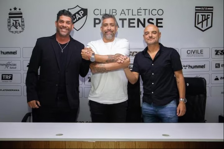 El presidente Sebastián Ordoñez junto a la dupla Orsi-Gómez.