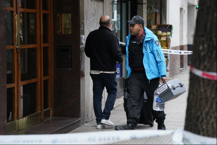 Peritos de la Policía de la Ciudad trabajaron toda la tarde en la escena del crimen. Foto Juano Tesone