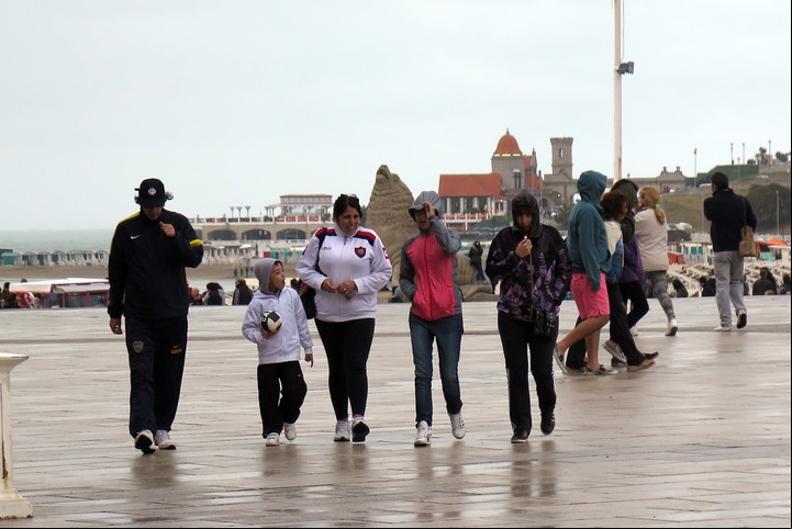 Los eventos culturales y las caminatas toman protagonismo en Mar del Plata durante otoño.
FOTO: Fabian Gastiarena - Clarín.