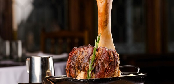 El atractivo corte de carne que se sirve con hueso, se deshace con cuchara e impacta fuerte en los restaurantes