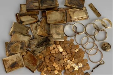 Dos turistas encontraron una caja con 598 monedas de oro valuadas en miles de dólares