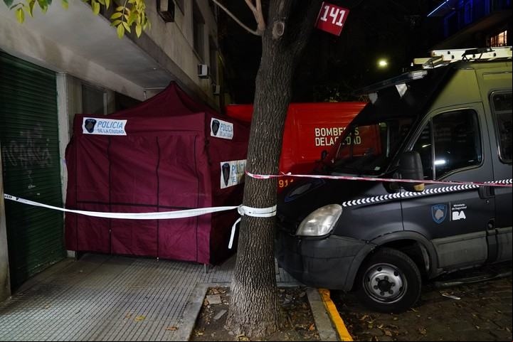Se estima que la mujer mató a su familia y luego se suicidó. Foto Emmanuel Fernández.