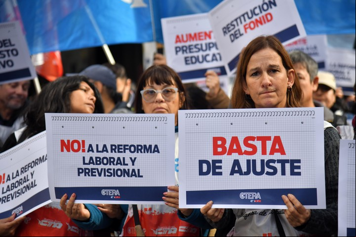 Marcha de las dos CTA al Ministerio de Economía contra los ajustes y el decreto
que limita las huelgas. Foto: ENRIQUE GARCIA MEDINA