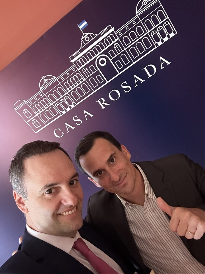 Manuel Adorni, vocero presidencial, junto a Javier Lanari, candidato a sucederlo.