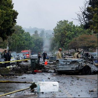 Tragedia en San Diego al estrellarse un avión en una zona residencial: dos muertos, heridos y casas destruidas
