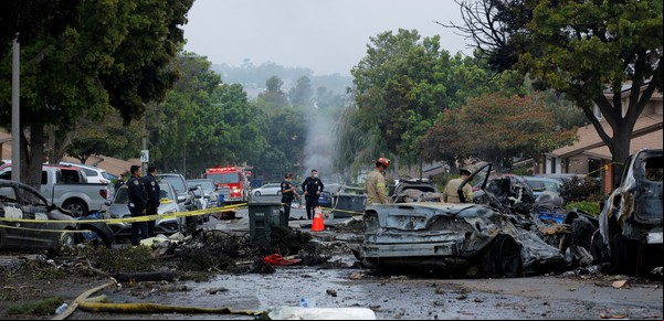Tragedia en San Diego al estrellarse un avión en una zona residencial: dos muertos, heridos y casas destruidas