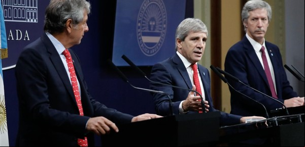 Qué va a pasar con el dólar tras el virtual blanqueo que anunció Luis Caputo: los pronósticos de los economistas