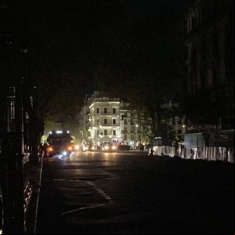 Apagón en la avenida Corrientes: restaurantes en penumbras, algunas funciones de teatro suspendidas y baile en la calle